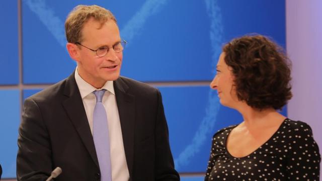 Die Spitzenkandidaten Frank Henkel (CDU, l) und Michael Müller (M, SPD) und Ramona Pop begrüßen sich am 18.09.2016 zur TV-Runde zu der Abgeordnetenhauswahl in Berlin.