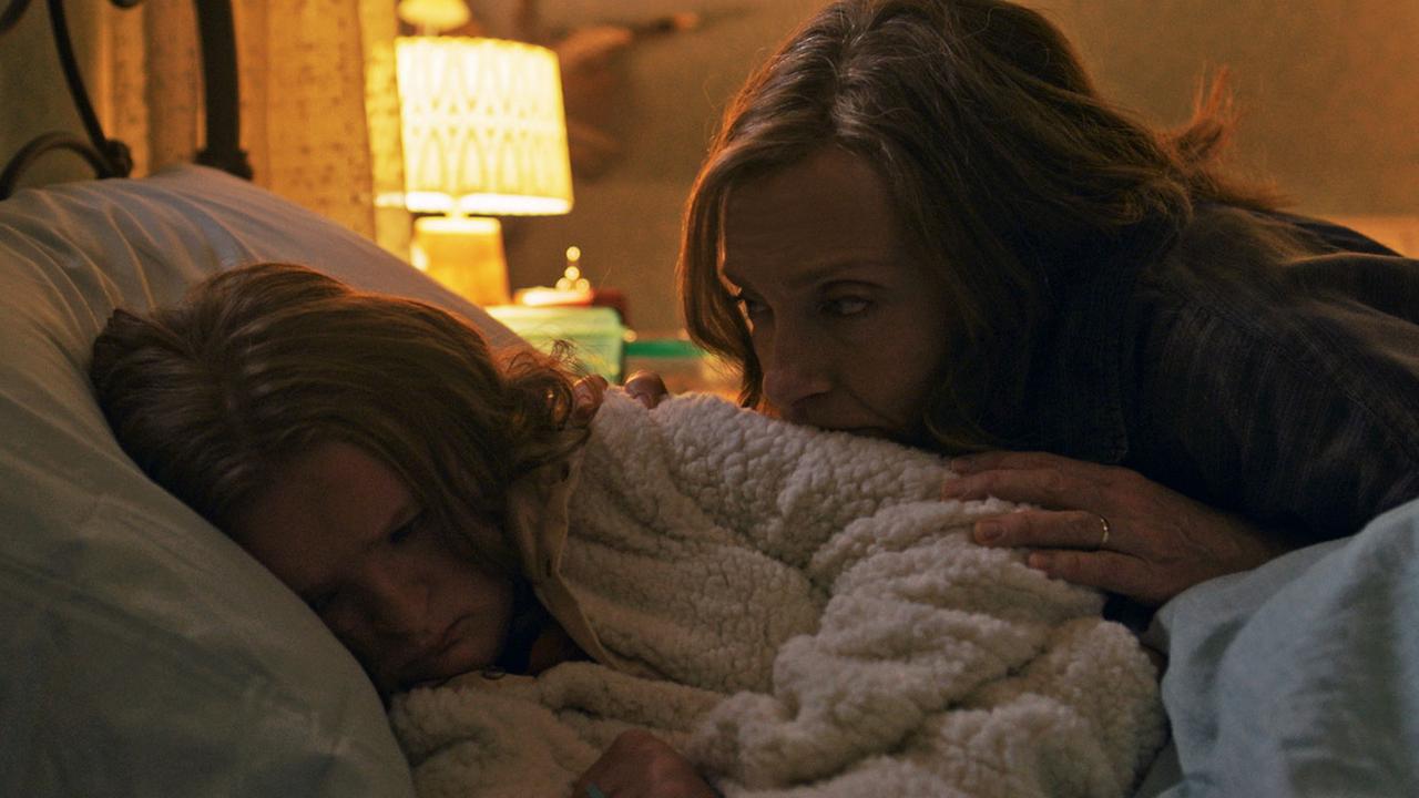 Annie (Toni Collette) versucht ihre Tochter Charlie (Milly Shapiro) aufzumuntern. Annie (Toni Collette) versucht ihre Tochter Charlie (Milly Shapiro) aufzumuntern.