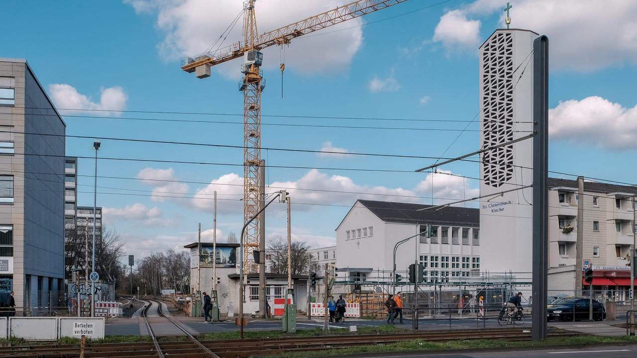 Mitten durch die Baustelle am Kölner Clarenbachplatz hindurch führen die Gleise, eine Strecke für Güterzüge. Mitten durch die Baustelle am Kölner Clarenbachplatz hindurch führen die Gleise, eine Strecke für Güterzüge.