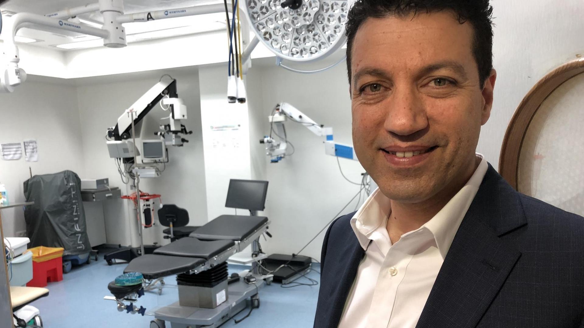 Professor Saleem Haj-Yahia leitet die Uni-Klinik in Nablus. Er steht in einem Operationssaal. Im Hintergrund eine Liege. Professor Saleem Haj-Yahia leitet die Uni-Klinik in Nablus. Er steht in einem Operationssaal. Im Hintergrund eine Liege.