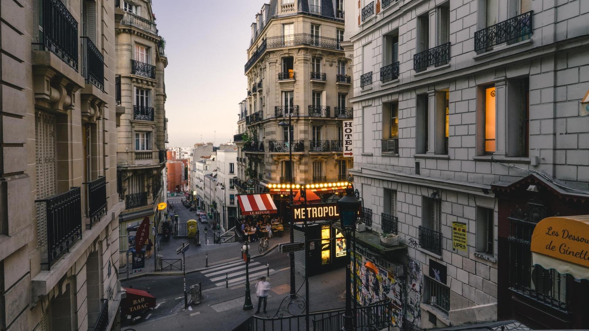 Stadtansicht des wegen seines typischen Flairs beliebten Viertels Montmartre in Paris. Stadtansicht des wegen seines typischen Flairs beliebten Viertels Montmartre in Paris.
