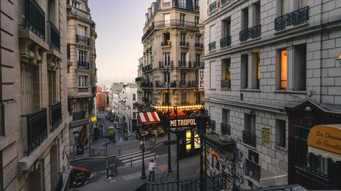 Stadtansicht des wegen seines typischen Flairs beliebten Viertels Montmartre in Paris.
