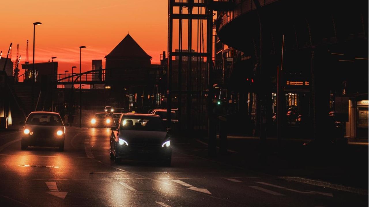 Hamburger Stadtverkehr in der Abenddämmerung. Hamburger Stadtverkehr in der Abenddämmerung.