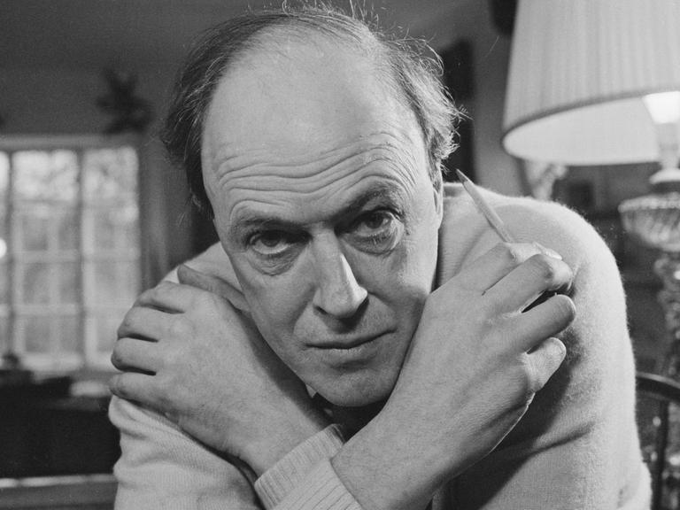 Porträt von Roald Dahl mit verschränkten Armen.