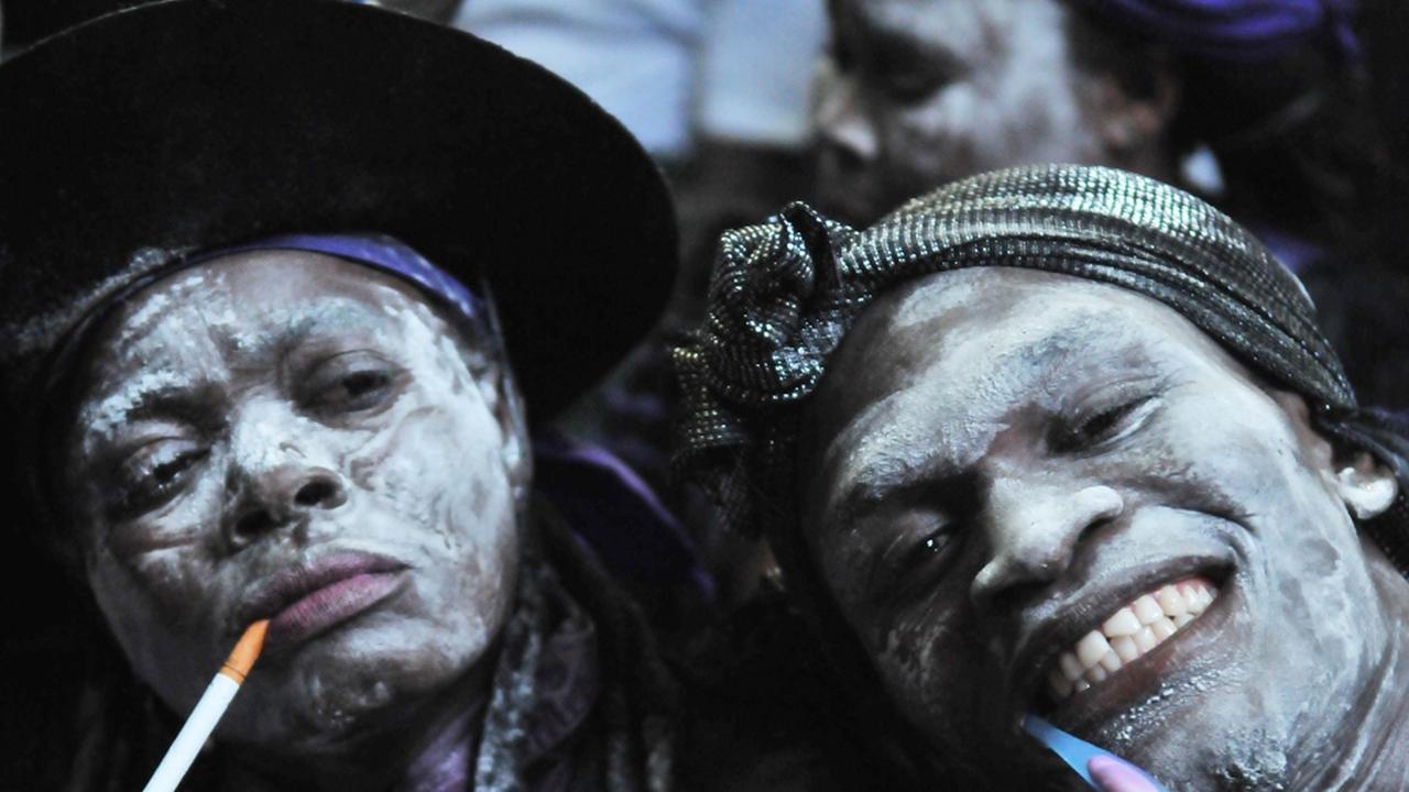 Zwei Haitianer haben sich das Gesicht weiß gepudert, um so das traditionelle Totenfest zu feiern.