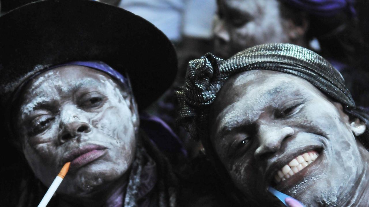Zwei Haitianer haben sich das Gesicht weiß gepudert, um so das traditionelle Totenfest zu feiern. Zwei Haitianer haben sich das Gesicht weiß gepudert, um so das traditionelle Totenfest zu feiern.