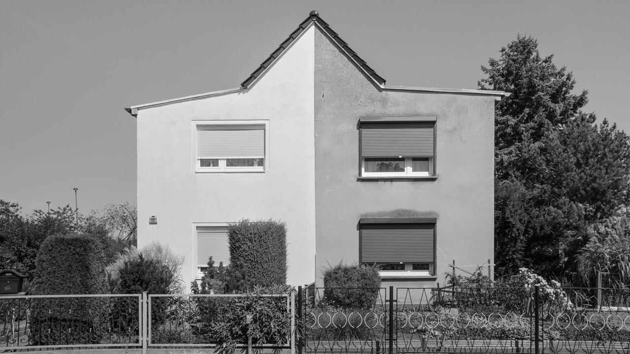 Das schwarz-weiß Foto zeigt eine Doppelhaushälfte in Prenzlau in unterschiedlicher Grautönung. Das schwarz-weiß Foto zeigt eine Doppelhaushälfte in Prenzlau in unterschiedlicher Grautönung.