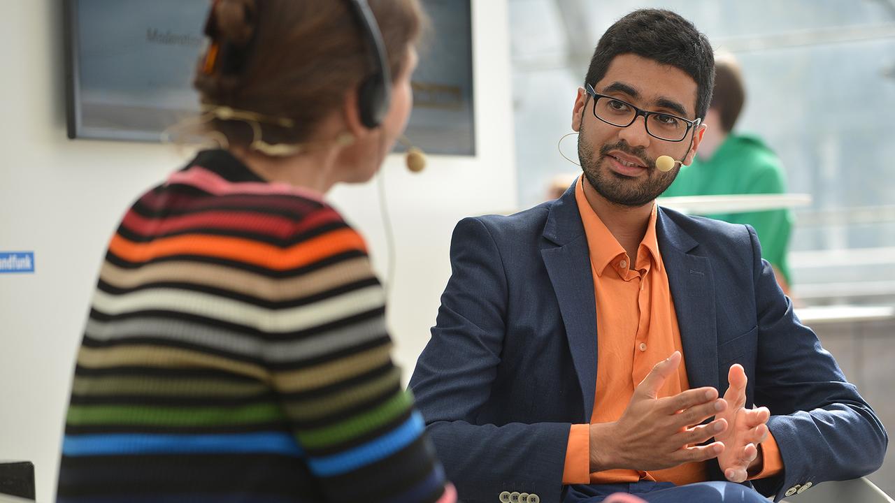 Mohamed Amjahid im Gespräch mit Maike Albath bei der "Lesart" live von der Leipziger Buchmesse Mohamed Amjahid im Gespräch mit Maike Albath bei der "Lesart" live von der Leipziger Buchmesse