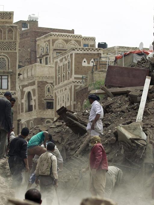 Trümmer eines eingestürzten Hauses in der Altstadt Sanaas. Menschen suchen darin nach Überlebenden.