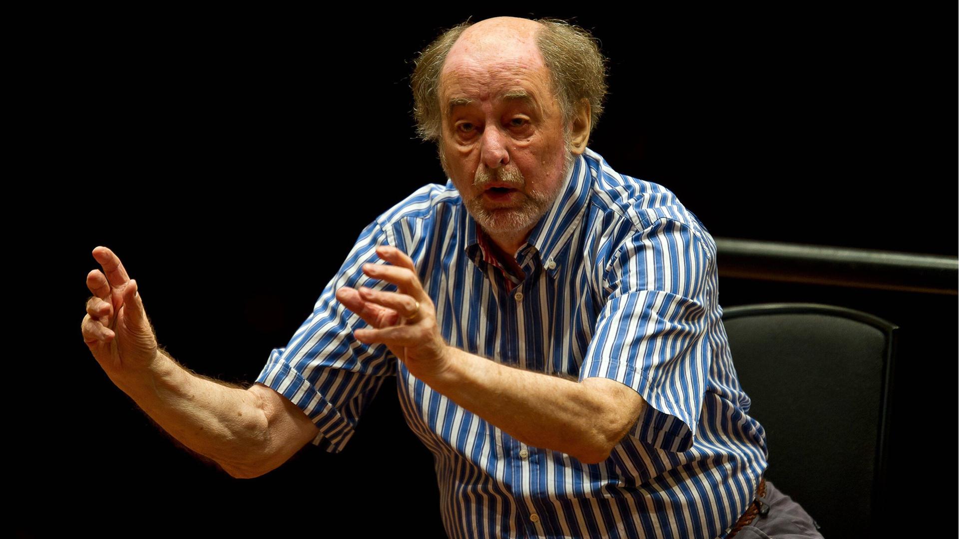 Dirigent Sir Roger Norrington bei einer Probe mit dem Scottish Chamber Orchestra in der Usher Hall in Edinburgh (aufgenommen am 13.08.2012) Dirigent Sir Roger Norrington bei einer Probe mit dem Scottish Chamber Orchestra in der Usher Hall in Edinburgh (aufgenommen am 13.08.2012)