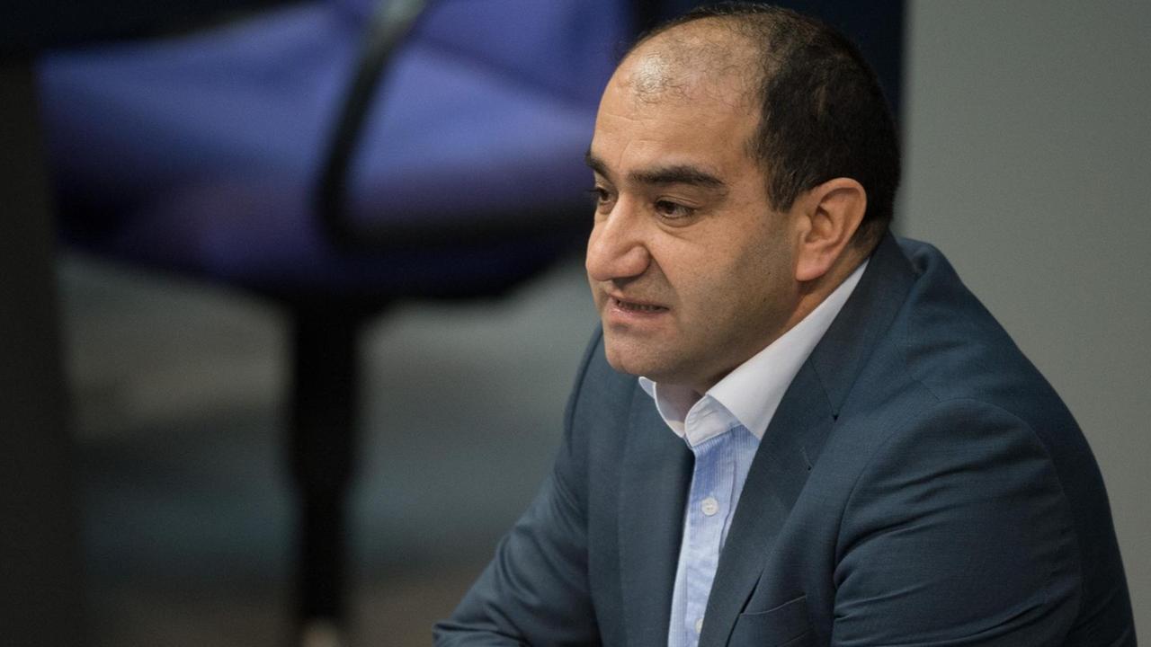 Özcan Mutlu (Grüne), Bundestagsabgeordneter und Mitglied des Sportausschusses spricht im Bundestag Özcan Mutlu (Grüne), Bundestagsabgeordneter und Mitglied des Sportausschusses spricht im Bundestag
