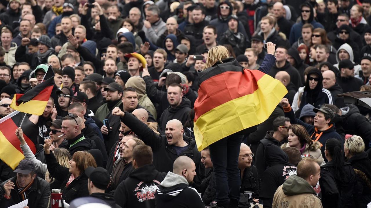 Eine Kundgebung von Hogesa-Anhängern in Hannover im November 2014