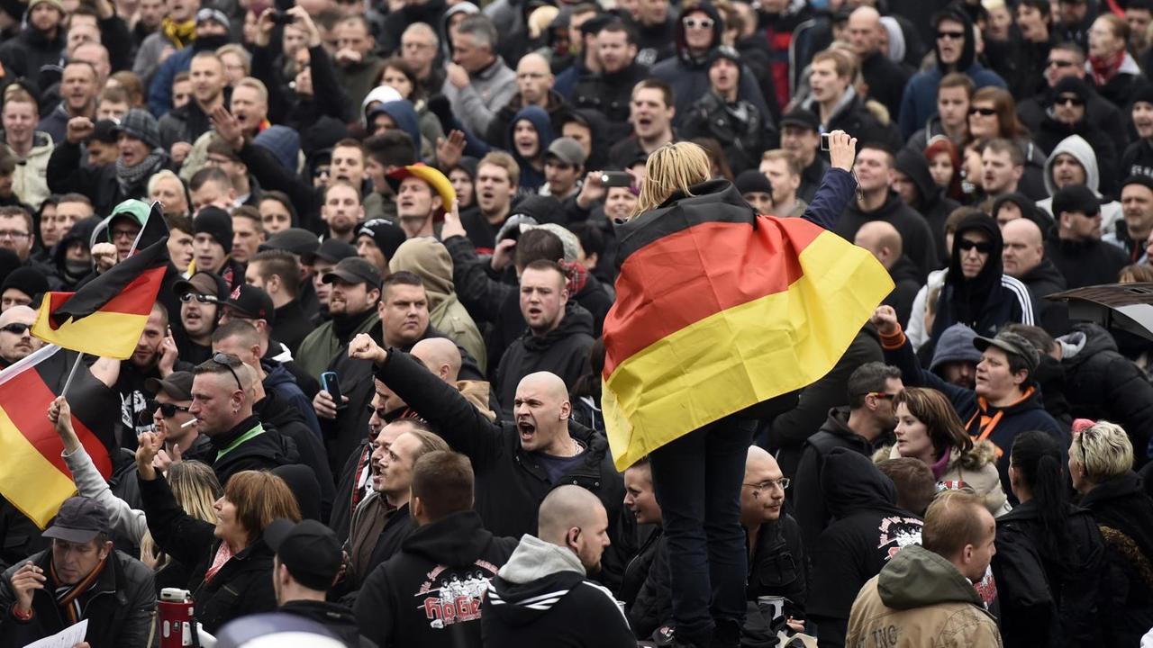 Eine Kundgebung von Hogesa-Anhängern in Hannover im November 2014 Eine Kundgebung von Hogesa-Anhängern in Hannover im November 2014