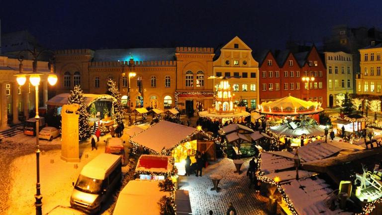 Schweriner Weihnachtsmarkt auf dem Marktplatz mit Blick auf das Rathaus Schweriner Weihnachtsmarkt auf dem Marktplatz mit Blick auf das Rathaus