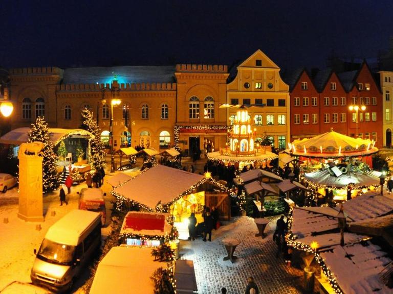 Schweriner Weihnachtsmarkt auf dem Marktplatz mit Blick auf das Rathaus