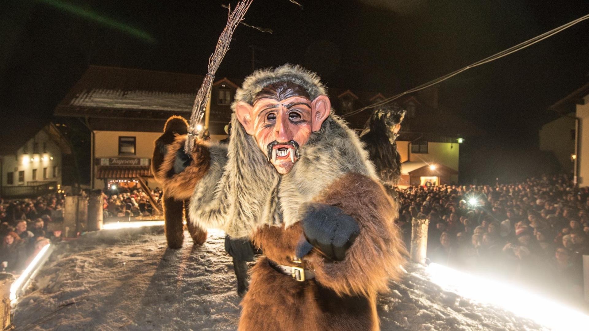 Furchterregende Gesellen treiben in St. Englmar (Bayern) ihr Unwesen. Mit kunstvoll handgeschnitzten Masken und wilden Pelzgewändern ziehen in der Zeit zwischen Weihnachten und Dreikönig in vielen Gemeinden im Bayerischen Wald Hexen, Teufel und Dämonen lautstark durch die Straßen, um die bösen Geister zu vetreiben. Furchterregende Gesellen treiben in St. Englmar (Bayern) ihr Unwesen. Mit kunstvoll handgeschnitzten Masken und wilden Pelzgewändern ziehen in der Zeit zwischen Weihnachten und Dreikönig in vielen Gemeinden im Bayerischen Wald Hexen, Teufel und Dämonen lautstark durch die Straßen, um die bösen Geister zu vetreiben.