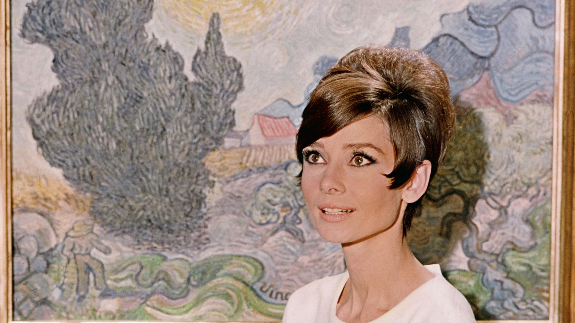 Die Schauspielerin Audrey Hepburn vor einem Gemälde von Vincent Van Gogh während einer Filmszene. Undatierte Aufnahme. Die Schauspielerin Audrey Hepburn vor einem Gemälde von Vincent Van Gogh während einer Filmszene. Undatierte Aufnahme.