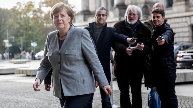 Bundeskanzlerin Angela Merkel geht am 03.11.2017 zu den Sondierungesgesprächen in das Gebäude der Deutschen Parlamentarische Gesellschaft in Berlin, nachdem sie kurz mit wartenden Journalisten gesprochen hat.