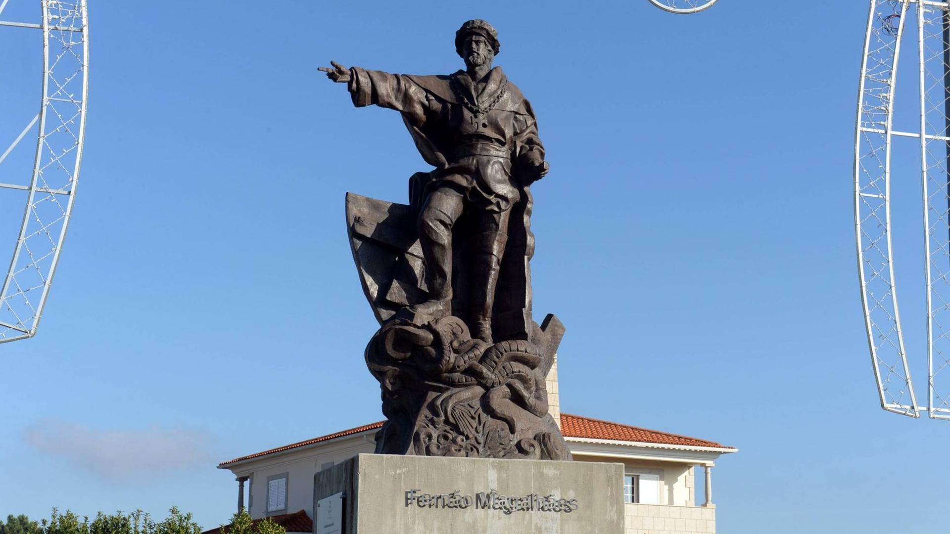 Statue von Ferdinand Magellan, der in die Ferne zeigt, in Sabrosa, Portugal. Statue von Ferdinand Magellan, der in die Ferne zeigt, in Sabrosa, Portugal.