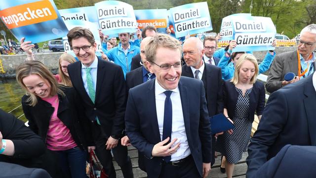 Daniel Günther, CDU-Spitzenkandidat für die Landtagswahl, kommt in Kiel (Schleswig-Holstein) zur Wahlparty der Partei. Er ist umringt von Anhängern. Links läuft die ehemalige Bundesfamilienministerin Kristina Schröder.