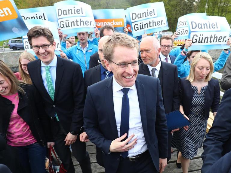 Daniel Günther, CDU-Spitzenkandidat für die Landtagswahl, kommt in Kiel (Schleswig-Holstein) zur Wahlparty der Partei. Er ist umringt von Anhängern. Links läuft die ehemalige Bundesfamilienministerin Kristina Schröder.