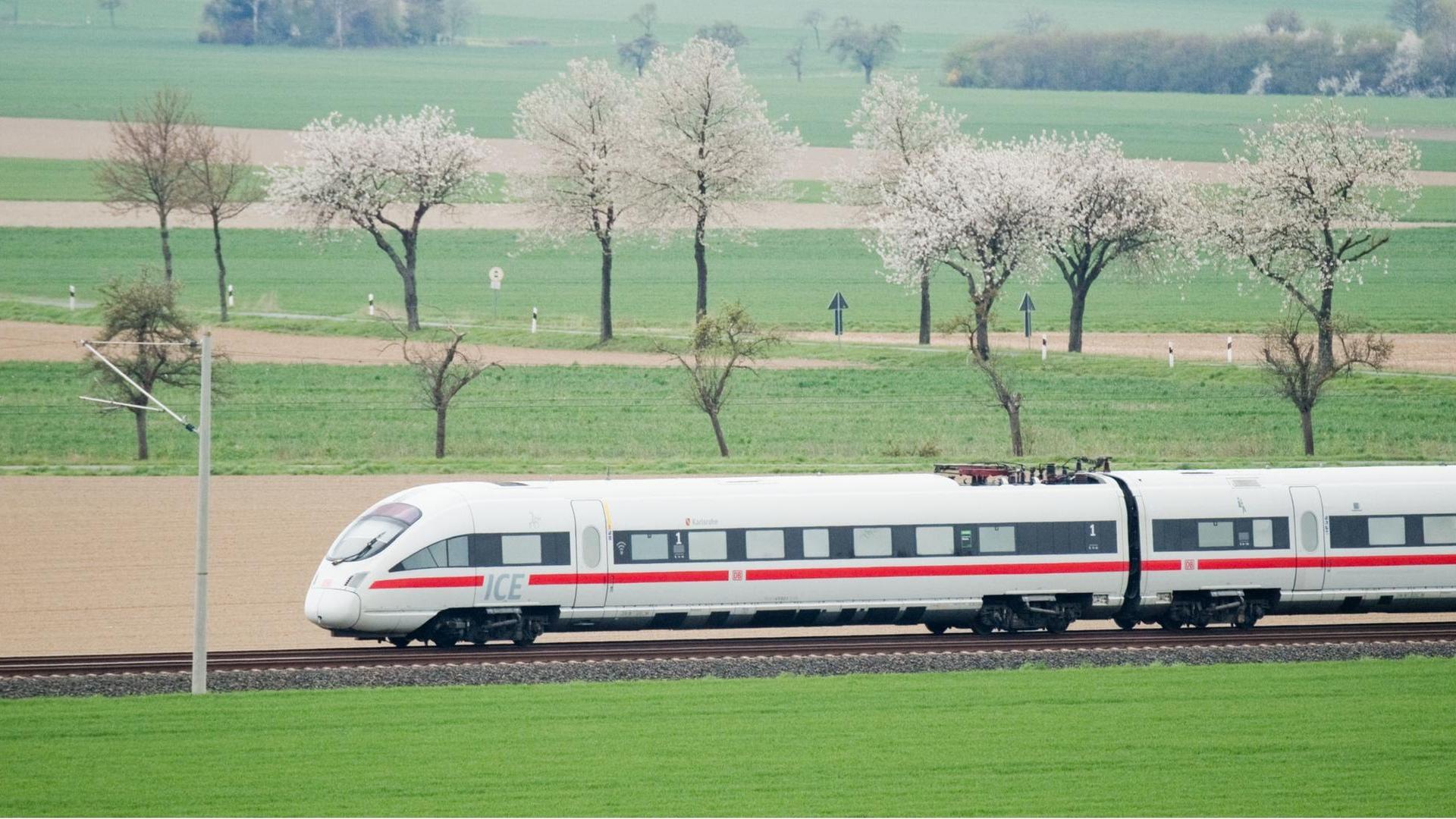 Ein ICE T der Deutschen Bahn fährt auf der ICE Trasse zwischen Hildesheim und Berlin. Der ICE T ist mit einer besonderen Technik konzipiert, um auf kurvenreichen Strecken den Wagenkasten ähnlich wie ein Motorradfahrer auf die Seite neigen zu können
