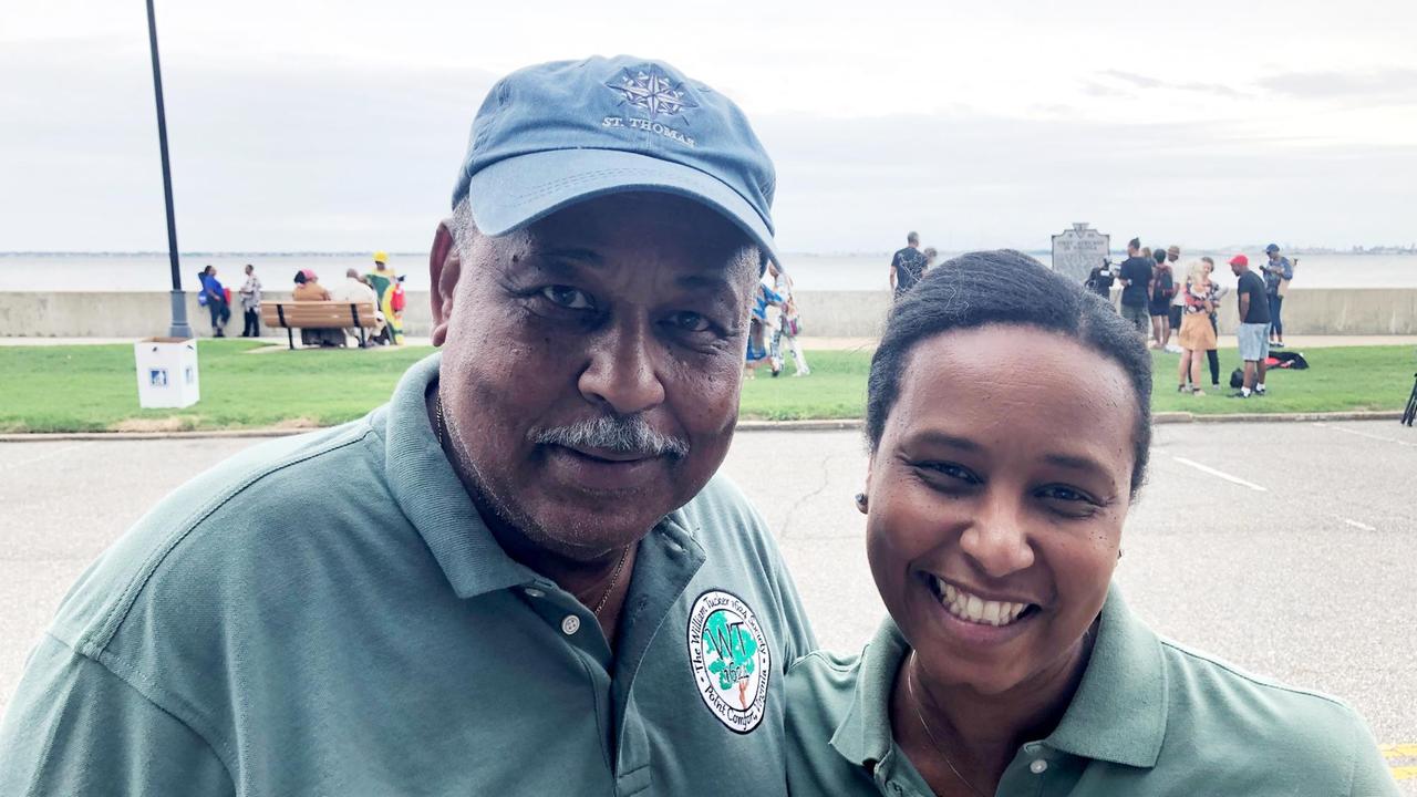 Vater William und Tochter Felicia Tucker in Fort Monroe im US-Bundesstaat Virginia. Im Hintergrund eine Personengruppe und dahinter das Meer. Vater William und Tochter Felicia Tucker in Fort Monroe im US-Bundesstaat Virginia. Im Hintergrund eine Personengruppe und dahinter das Meer.