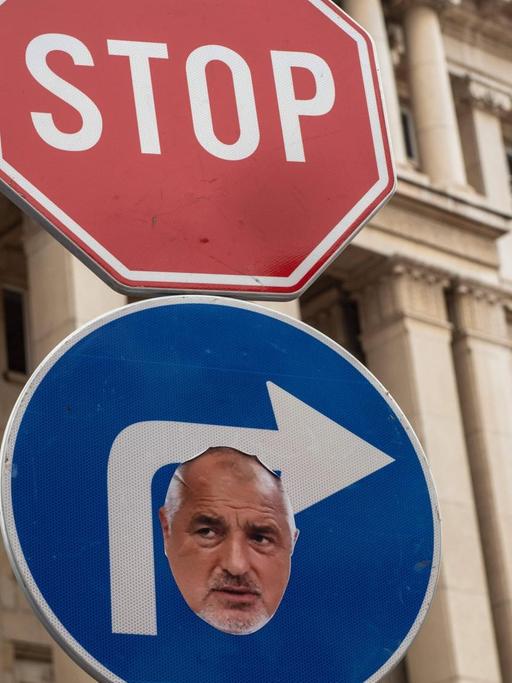 2. September 2020: Ein Bild des bulgarischen Ministerpräsidenten Bojko Borissow auf einem Verkehrsschild, aufgenommen während einer Demonstration in Sofia