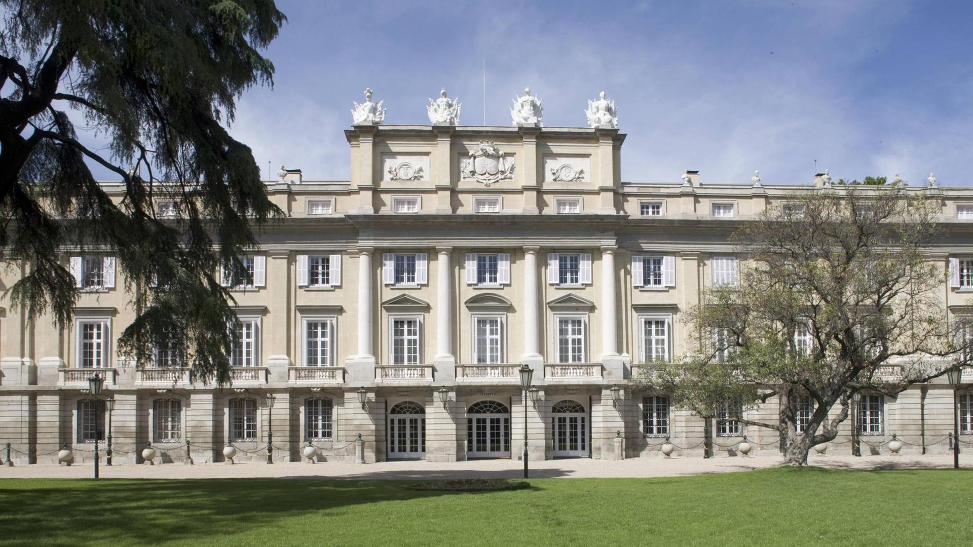 Die Fassade des Liria-Palasts (Palacio de Liria), entworfen von A. Guilbert und Ventura Rodriguez (1762-1783), in Madrid, Spanien Die Fassade des Liria-Palasts (Palacio de Liria), entworfen von A. Guilbert und Ventura Rodriguez (1762-1783), in Madrid, Spanien