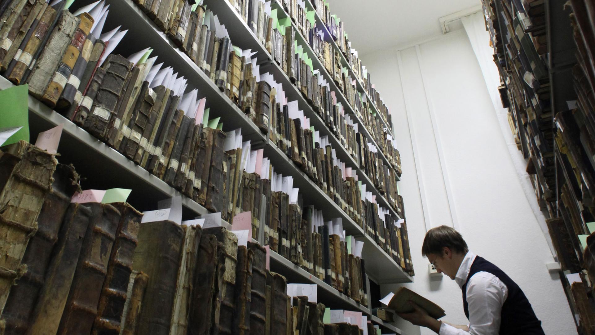 Den Durchblick behalten: Bei der Arbeit als "Hiwi" lernen Studenten viel über die Literaturrecherche. Den Durchblick behalten: Bei der Arbeit als "Hiwi" lernen Studenten viel über die Literaturrecherche.