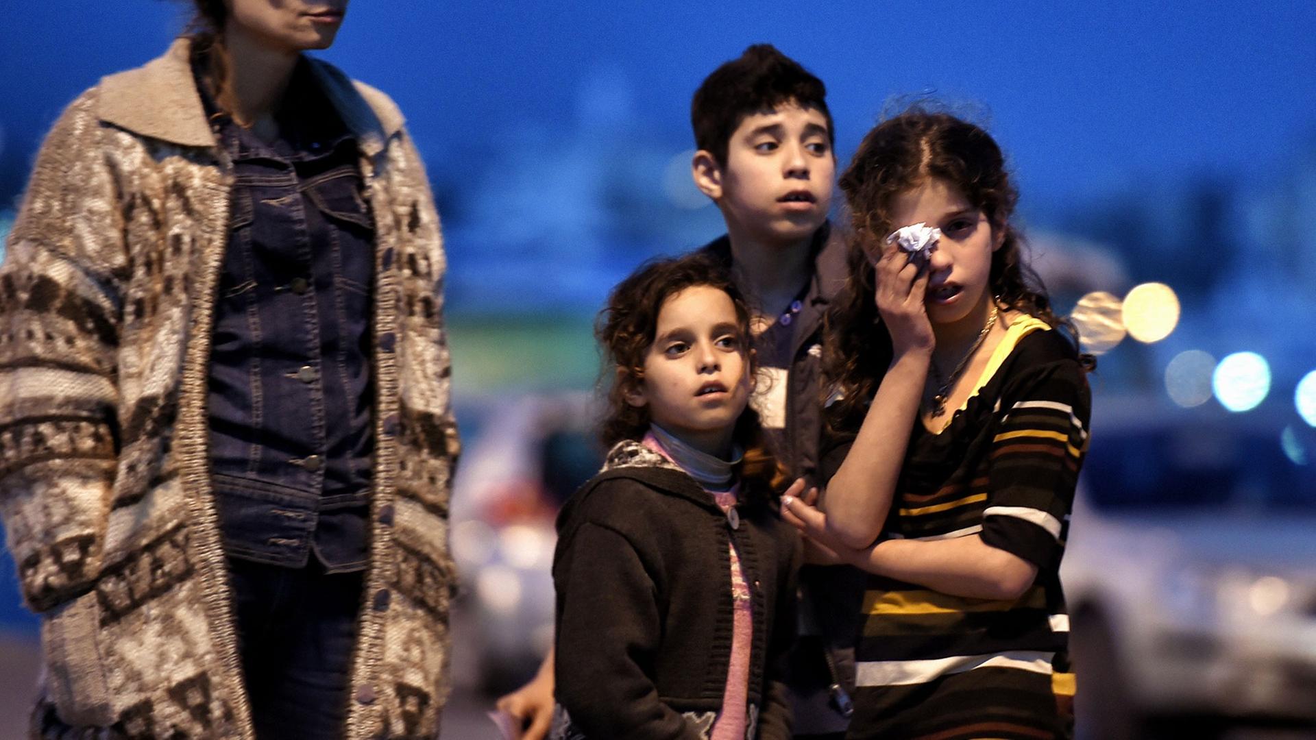 Eine Flüchtlingsfamilie am 17. April 2015 am Hafen von Piraeus nahe der griechischen Hauptstadt Athen Eine Flüchtlingsfamilie am 17. April 2015 am Hafen von Piraeus nahe der griechischen Hauptstadt Athen