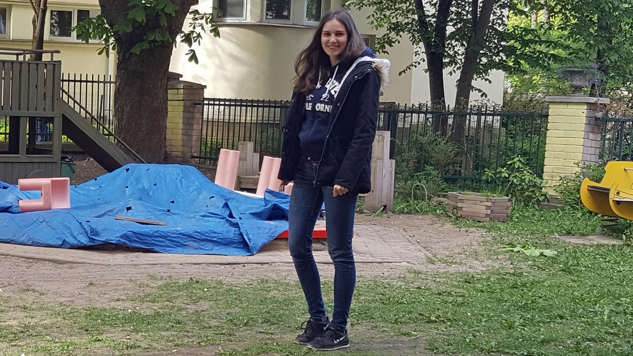 Zu sehen ist Hannah Pschorn vor der Kita, in der sie derzeit ihren Freiwilligendienst in Tallinn/Estland leistet Zu sehen ist Hannah Pschorn vor der Kita, in der sie derzeit ihren Freiwilligendienst in Tallinn/Estland leistet