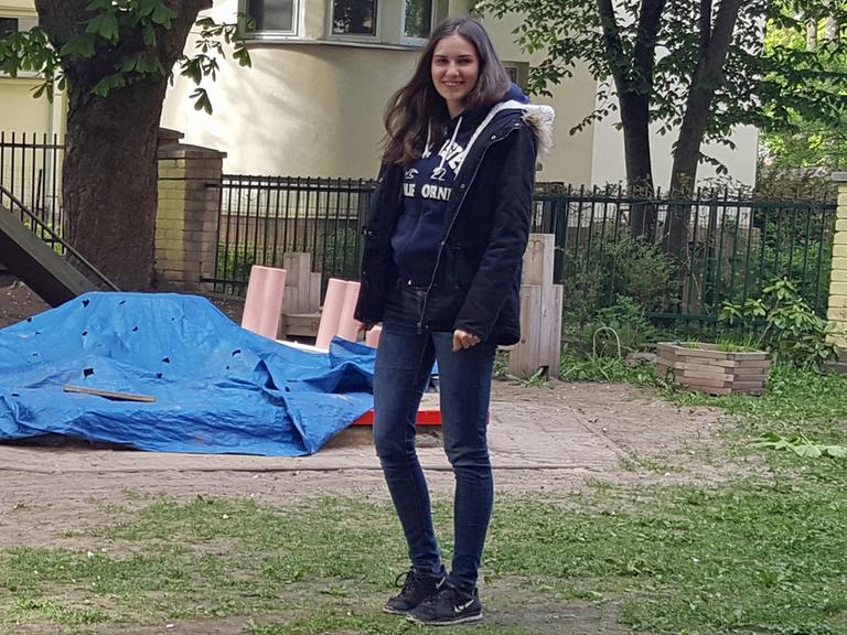 Zu sehen ist Hannah Pschorn vor der Kita, in der sie derzeit ihren Freiwilligendienst in Tallinn/Estland leistet