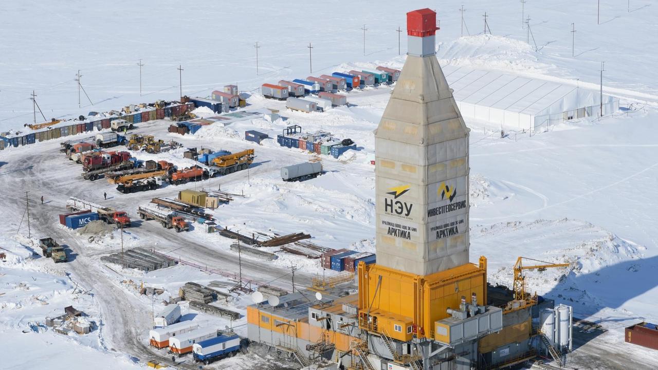 Ein Gasfeld auf der russischen Halbinsel Jamal. Damit die Industrieanlage nicht im schmilzenden Eis versinkt, muss der Permafrostboden künstlich gekühlt werden
2607497 04/16/2015 A view of the Arktika rig on South Tambey gas field in the Yamal-Nenets Autonomous Area. Mikhail Voskresenskiy/RIA Novosti | Ein Gasfeld auf der russischen Halbinsel Jamal. Damit die Industrieanlage nicht im schmilzenden Eis versinkt, muss der Permafrostboden künstlich gekühlt werden
2607497 04/16/2015 A view of the Arktika rig on South Tambey gas field in the Yamal-Nenets Autonomous Area. Mikhail Voskresenskiy/RIA Novosti |