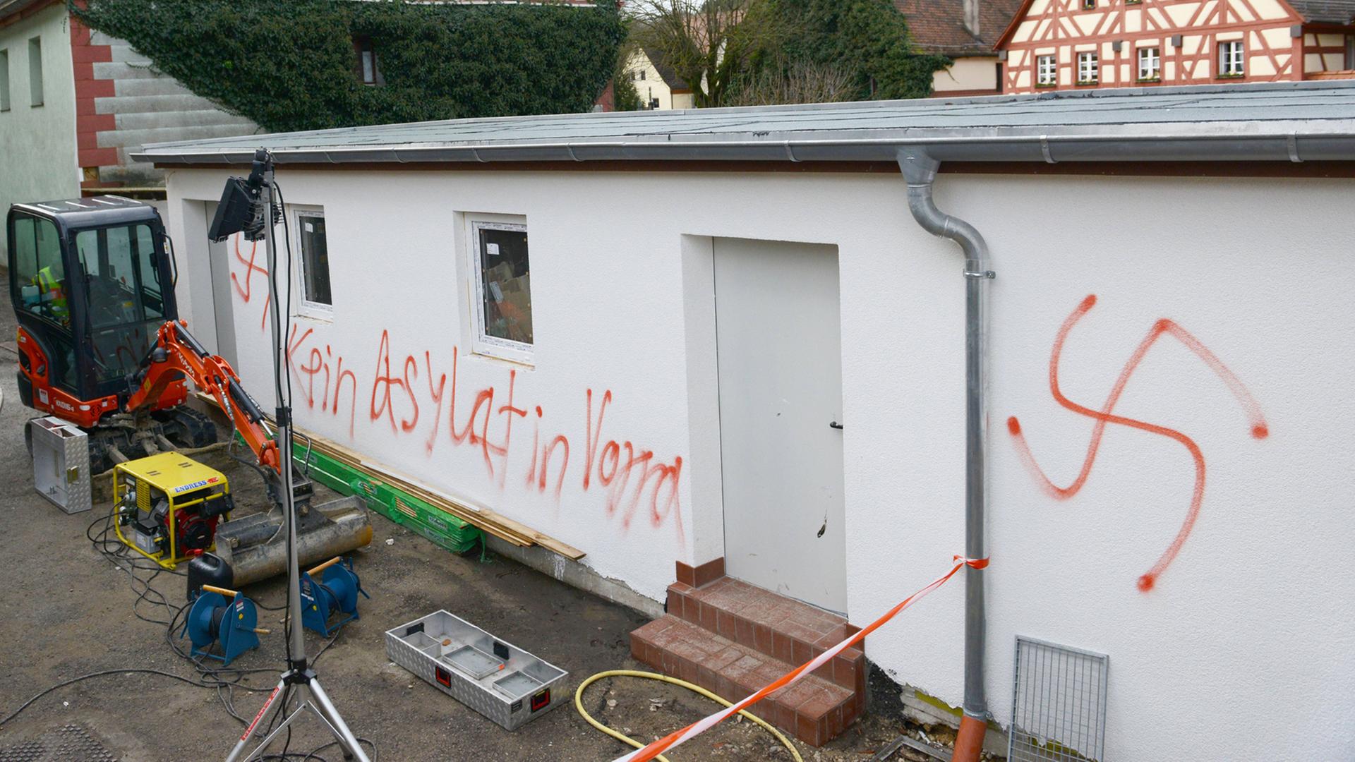 Rechtsradikale Schmierereien an einer Flüchtlingsunterkunft im bayerischen Vorra Rechtsradikale Schmierereien an einer Flüchtlingsunterkunft im bayerischen Vorra