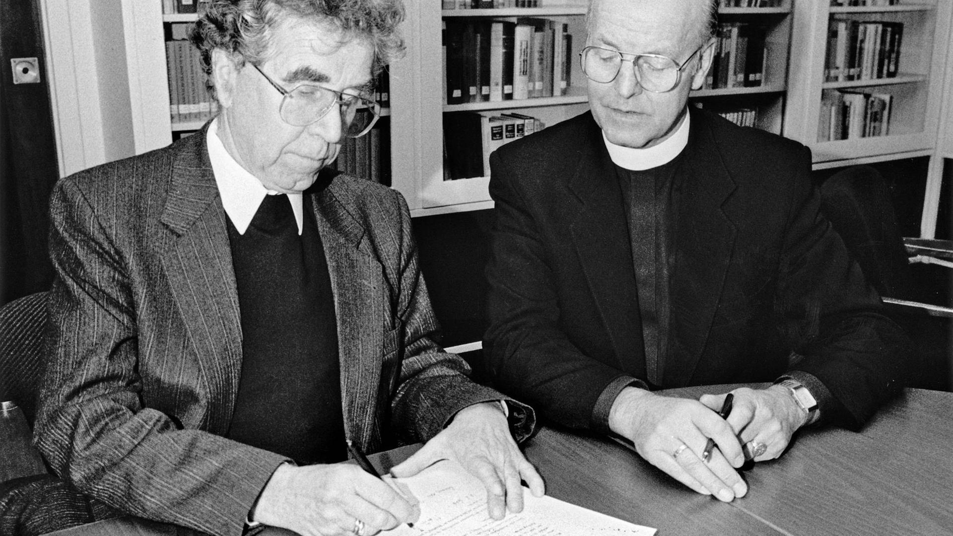 Martin Kruse und Werner Leich unterzeichnen die Loccumer Erklärung.