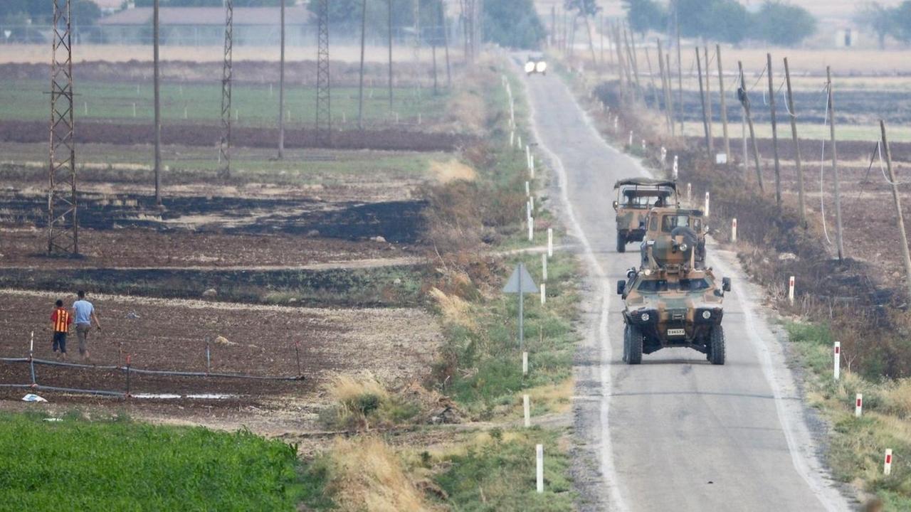Türkische Panzer patrouillieren entlang der Grenze zu Syrien. Türkische Panzer patrouillieren entlang der Grenze zu Syrien.