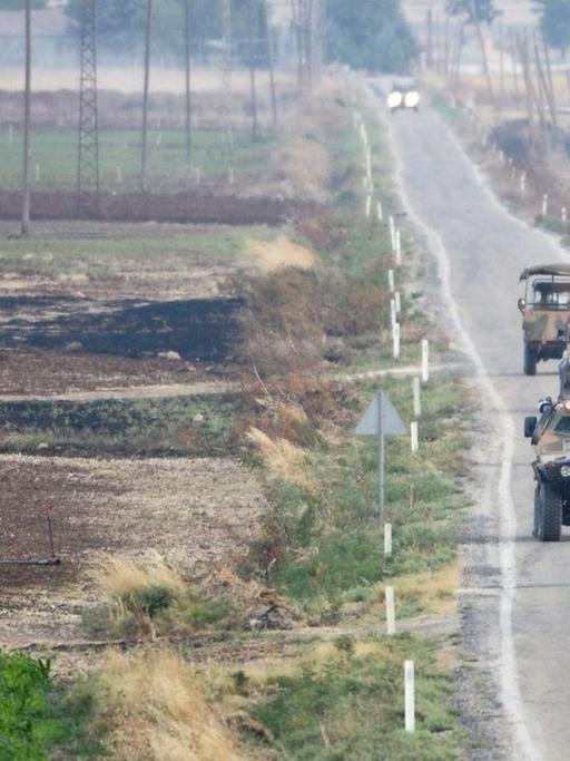 Türkische Panzer patrouillieren entlang der Grenze zu Syrien.