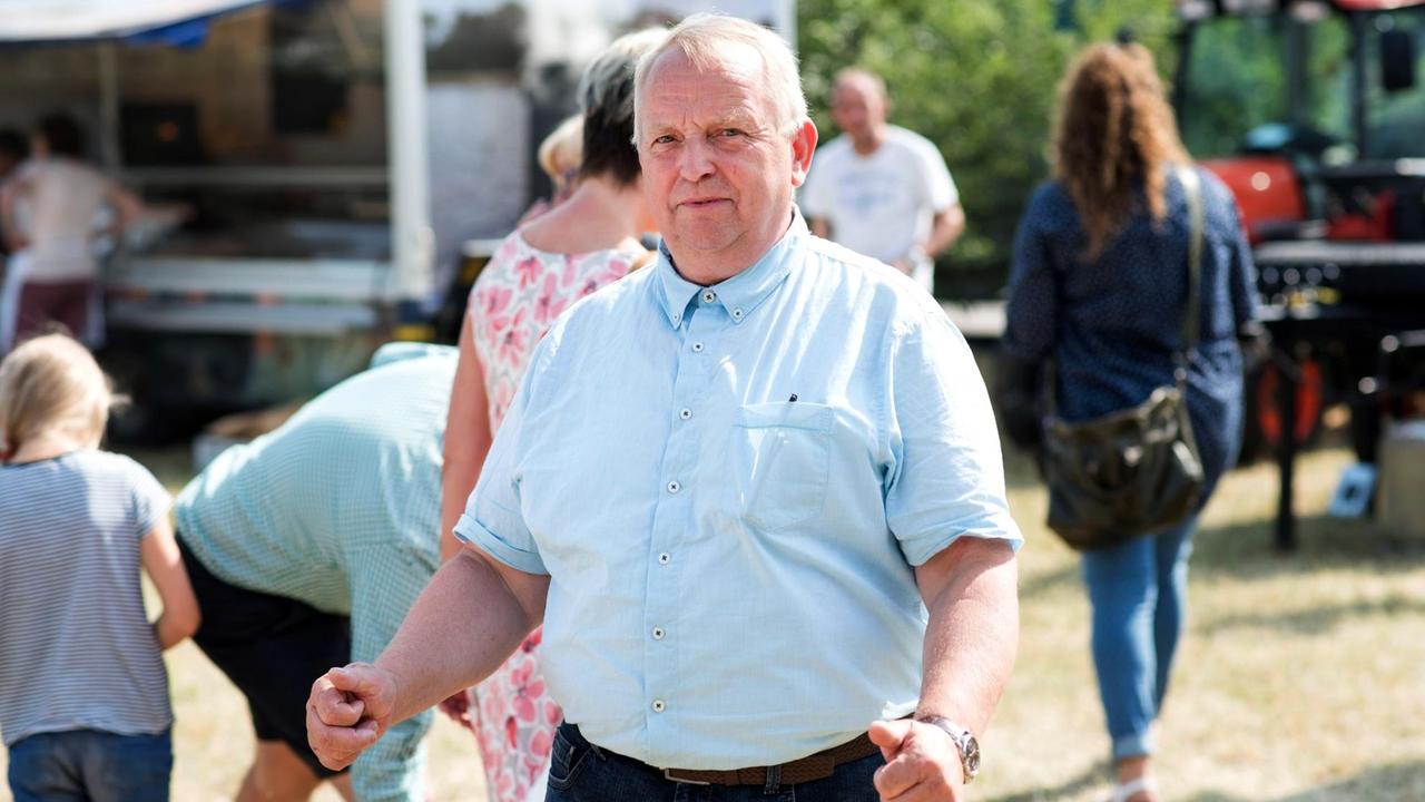 10.06.2018, Mecklenburg-Vorpommern, Holthusen: Till Backhaus (SPD), Minister für Landwirtschaft, Umwelt und Verbraucherschutz Mecklenburg-Vorpommern, steht auf dem Hof der Agrargemeinschaft Holthusen. Beim Tag des offenen Hofes präsentieren sich landwirtschaftliche Betriebe in Mecklenburg-Vorpommern. 10.06.2018, Mecklenburg-Vorpommern, Holthusen: Till Backhaus (SPD), Minister für Landwirtschaft, Umwelt und Verbraucherschutz Mecklenburg-Vorpommern, steht auf dem Hof der Agrargemeinschaft Holthusen. Beim Tag des offenen Hofes präsentieren sich landwirtschaftliche Betriebe in Mecklenburg-Vorpommern.