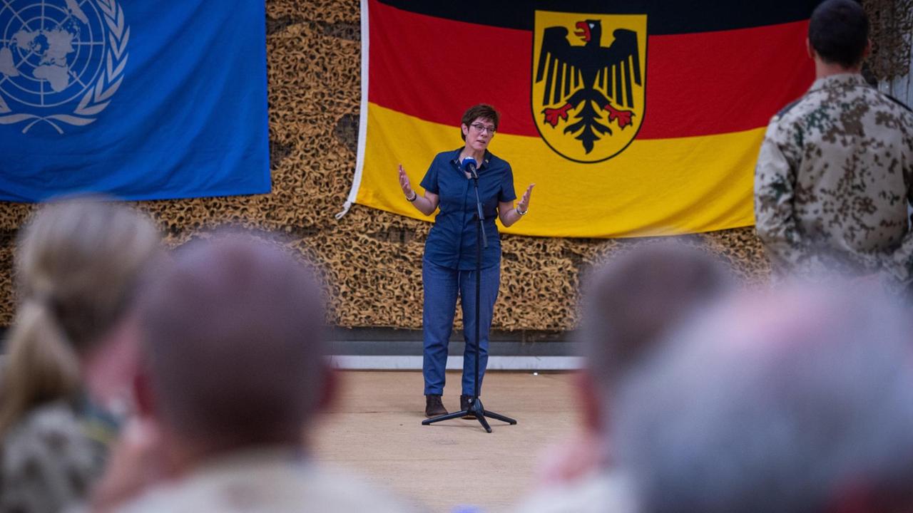 08.10.2019, Mali, Gao: Annegret Kramp-Karrenbauer (CDU), Bundesverteidigungsministerin, spricht im Camp Castor der Stabilisierungsmission MINUSMA vor deutschen Soldaten. Die Verteidigungsministerin besucht am dritten Tag ihrer Reise nach Westafrika deutsche Soldaten in Gao. Foto: Arne Immanuel Bänsch/dpa | Verwendung weltweit 08.10.2019, Mali, Gao: Annegret Kramp-Karrenbauer (CDU), Bundesverteidigungsministerin, spricht im Camp Castor der Stabilisierungsmission MINUSMA vor deutschen Soldaten. Die Verteidigungsministerin besucht am dritten Tag ihrer Reise nach Westafrika deutsche Soldaten in Gao. Foto: Arne Immanuel Bänsch/dpa | Verwendung weltweit