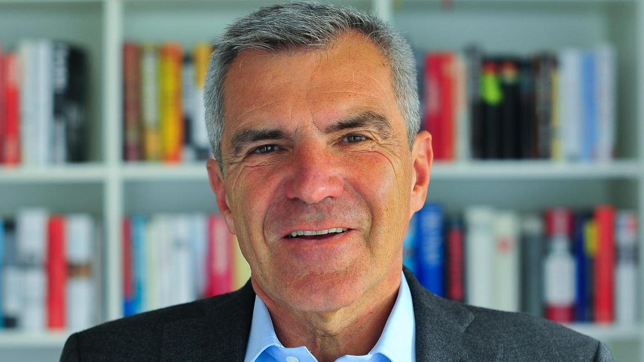 Der Journalist und Medienmanager Hans Demmel im Porträt Der Journalist und Medienmanager Hans Demmel im Porträt