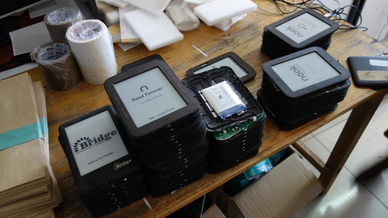 In der "Bridge"-Zentrale im Tulip House in Nairobi werden die Tablets der Lehrer repariert und gewartet. Sie liegen gestapelt auf dem Tisch. In der "Bridge"-Zentrale im Tulip House in Nairobi werden die Tablets der Lehrer repariert und gewartet. Sie liegen gestapelt auf dem Tisch.