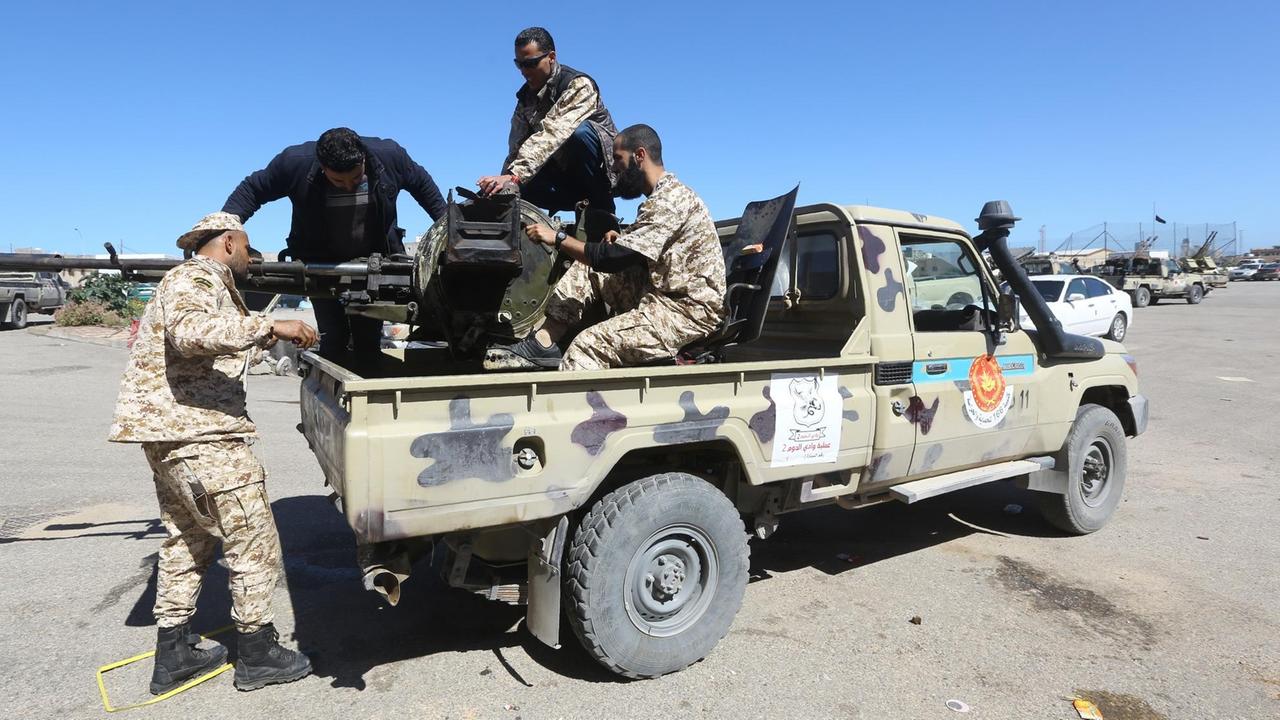 Kämpfer einer bewaffneten Gruppe, die die Einheitsregierung unterstützt, bereiten sich auf Kämpfe rund um Tripolis vor.