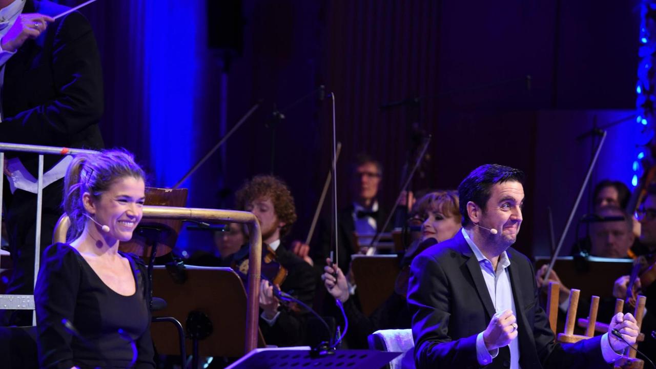 Der Durbridge-Fan Bastian Pastewka und Anke Engelke und Komplizen führen zusammen mit dem WDR Funkhaus Orchester unter Leitung von Arjan Tien führen am 15.03.2015 im Rahmen des internationalen Literaturfestivals Lit.Cologne in Köln das Durbridge Hörspiel Paul Temple und der Fall Gregory nach 65 Jahren neu auf. Der Durbridge-Fan Bastian Pastewka und Anke Engelke und Komplizen führen zusammen mit dem WDR Funkhaus Orchester unter Leitung von Arjan Tien führen am 15.03.2015 im Rahmen des internationalen Literaturfestivals Lit.Cologne in Köln das Durbridge Hörspiel Paul Temple und der Fall Gregory nach 65 Jahren neu auf.