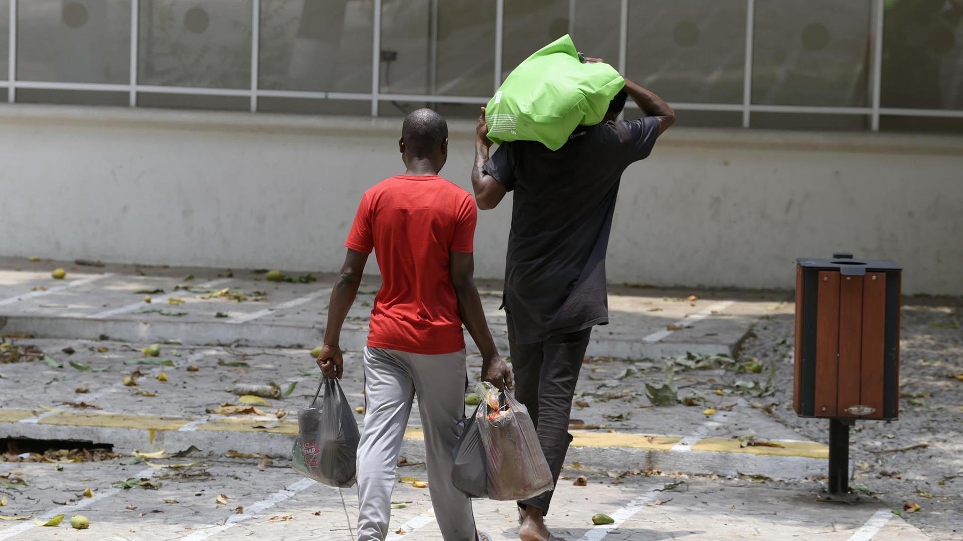 Los refugiados africanos en México llevan sus bolsas de comida al parque 'Feria Mesoamericana' en Tabachula, que brinda alojamiento a migrantes de África, India y Haití. México – Vías alternativas de escape para africanos