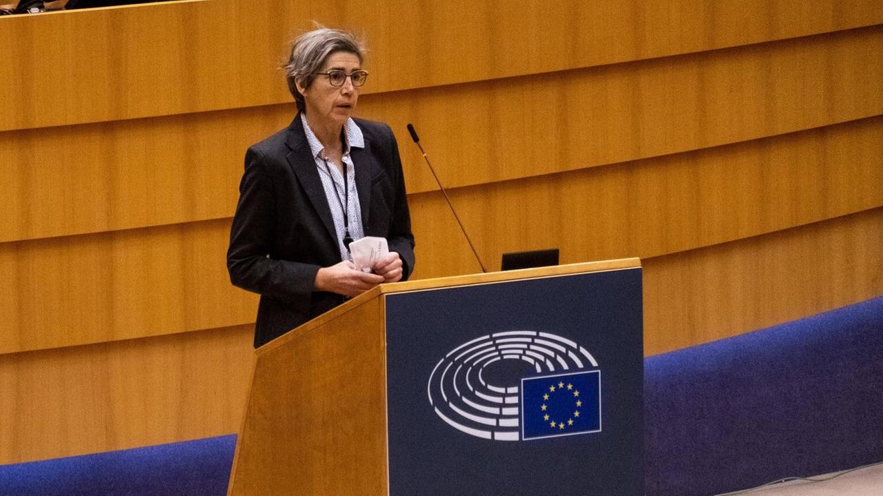Die Grünen-Europaabgeordnete Jutta Paulus steht am 19.01.2021 während eine Plenarsitzung des Europaparlaments am Rednerinnenpult.