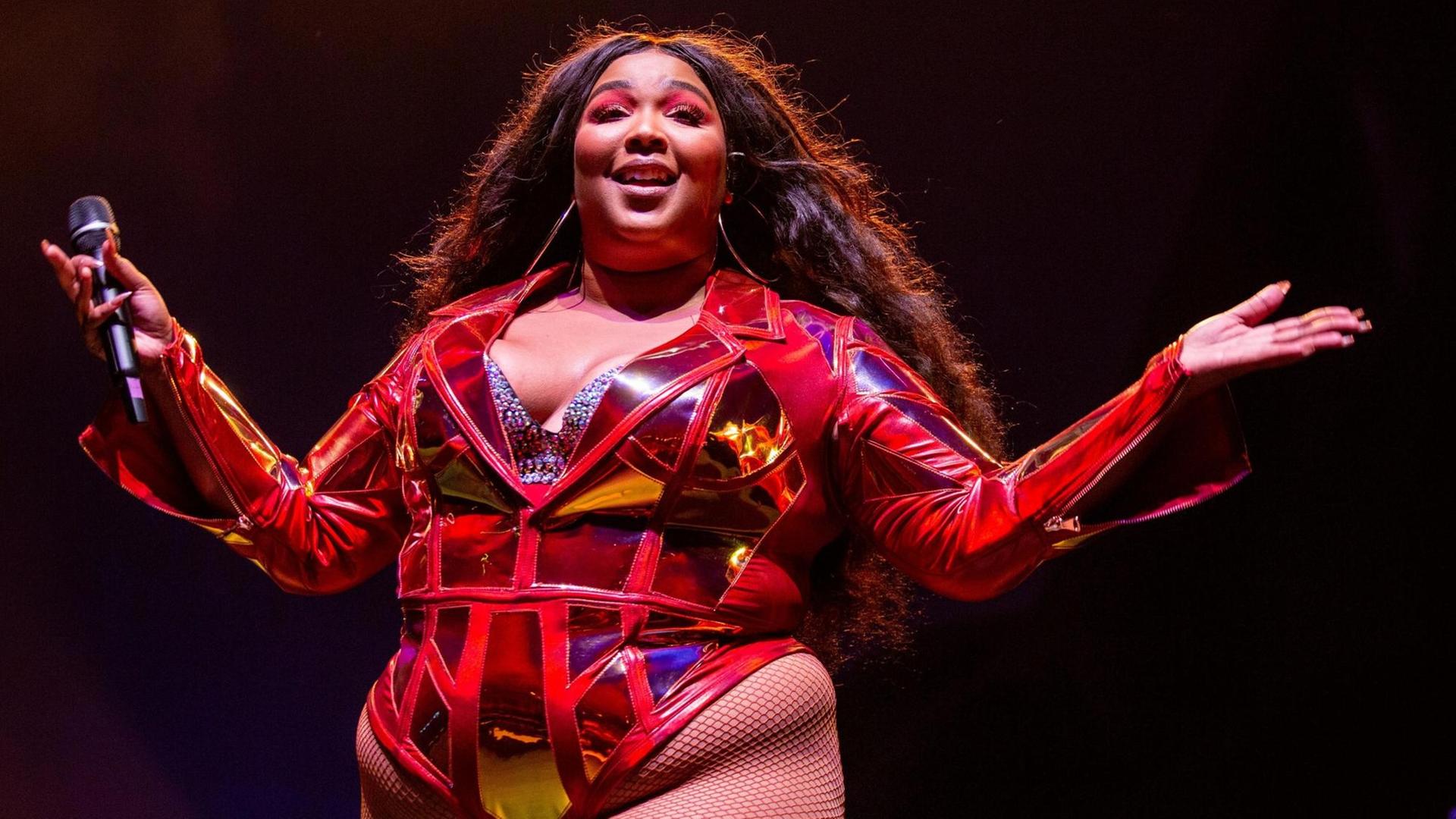 Das Foto zeigt die Sängerin Melissa Jefferson alias Lizzo bei einem Konzert in Milwaukee, Wisconsin, im Juni 2019. Das Foto zeigt die Sängerin Melissa Jefferson alias Lizzo bei einem Konzert in Milwaukee, Wisconsin, im Juni 2019.