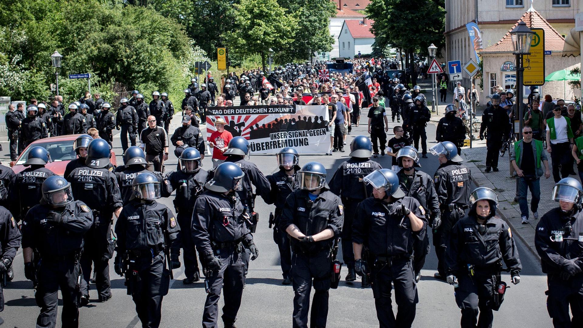 Extremismus - Rechte Gewaltbreitschaft Nimmt Zu | Deutschlandfunkkultur.de