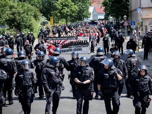 Polizei begleitet einen Neonazi-Aufmarsch in Dresden am 7. Juni 2014.