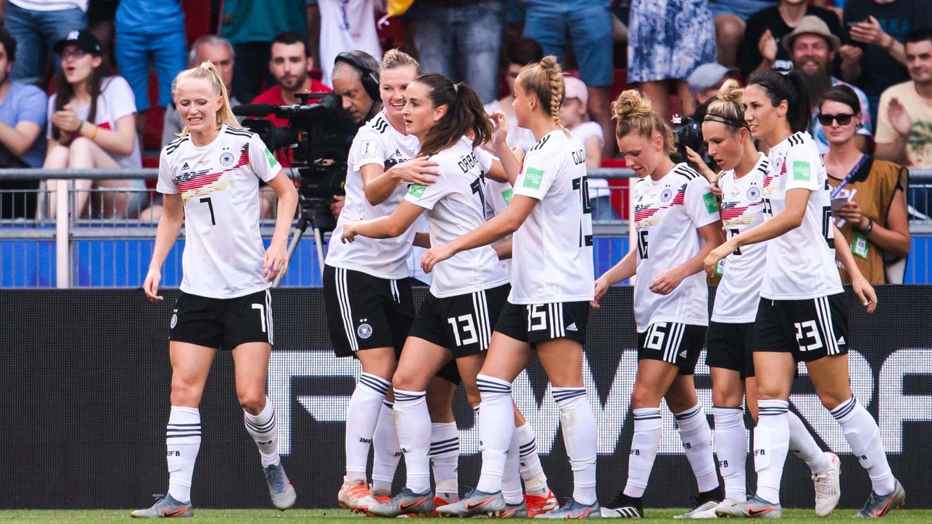 Die deutschen Spielerinnen feiern das 1:0 gegen die Schwedinnen im Viertelfinale der WM19. Die deutschen Spielerinnen feiern das 1:0 gegen die Schwedinnen im Viertelfinale der WM19.